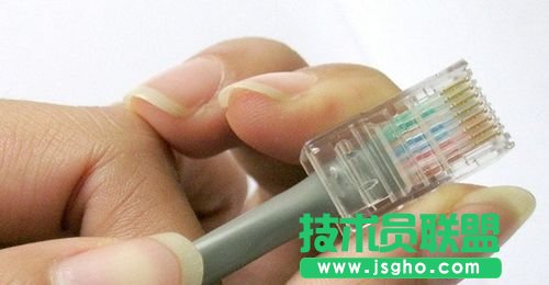 把水晶頭插入8P的槽內