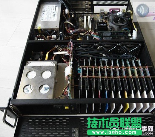 服務(wù)器內(nèi)部結(jié)構(gòu)（與普通電腦相似，只是配置更高，硬件質(zhì)量更好）